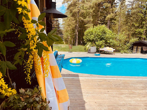 Pool och solig altan