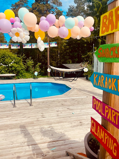 Festdekorationer vid poolen